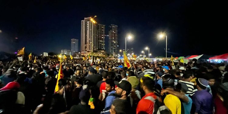 හිතට දැණුනු දෙයක් අරගලයේ රැයක්…!