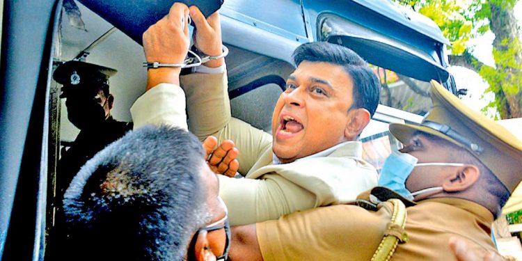 රන්ජන් උඹ පටන් ගත්තු සටන! අද මේ රටේ කොල්ලො කෙල්ලෝ පාරට බැහැලා අරගෙන යනවා! උඹ ඇතුළේ සටන එළියේ!