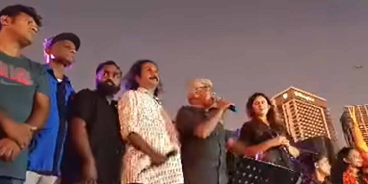 මෙලෙසට ගෙන ගියොත් පාලනේ තව තවත් යහපතක් වෙන්නෙ නෑ අපට නම්! රොඩ්නි..! ගෝල්ෆේස් එකට ඇවිත් අරගලයේ ගීතය කියයි! ජනතාව ඔල්වරසන් දෙයි! (VIDEO)