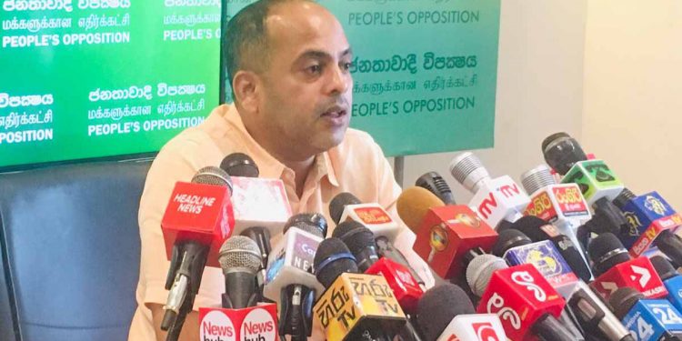 හැරෙන තැපෑලෙන් වාසුගේ රෙදි ගැලවෙයි! සජබෙ ගේන්න හදන විශ්වාසභංගයට තාම අස්සන් කරලත් නෑ! ගෝඨා ගෙදර යවන දෝෂාභියෝගයට අස්සන තියන්නත් අභියෝගයක්! බැසිල් එක්ක දාපු ඩීලුත් එළියට එයි! (VIDEO)
