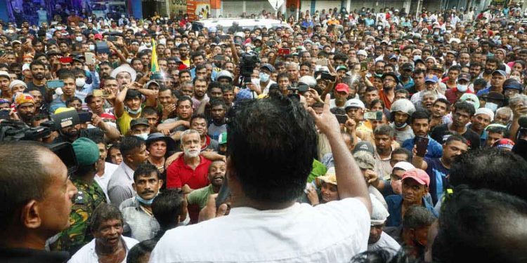 මිත්රවරුනි! මට තර්ජනය කරනවා! මම ඕවට බය නෑ! ඕනෙ නම් විපක්ෂනායකකම තියාගන්න! මම ඉන්නෙ ජනතාවත් එක්ක! මොකද කියන්නේ ඔය අටවගන්න ආණ්ඩුවල තනතුරු ගන්නද? එපා.. එපා… එපා…! මහජනකායක් අත් ඔසවා කියයි! (VIDEO)