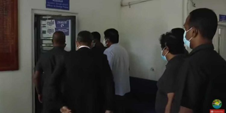 ඊයෙ රෑ මෝදරදි පොලිසියෙන් උස්සන් ආපු අනුරුද්ධ තරුණයා බලන්න සජිත් පොලිසියටම යයි! මේක මර්දනයක්! ඊට එරෙහිව අපි පෙනී සිටිනවා! (VIDEO)