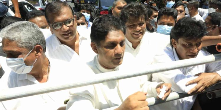 ආණ්ඩුව මේ රට‌ට ‌කොඩිවිනයක්! මේ රාජ්‍ය ත්‍රස්තවාදයට විරුද්ධව අපි නැගී සිටිනවා! ෆොන්සේකා-චම්පික-හකීම්-සුමන්තිරන් දෙපැත්තෙන් තියාගෙන සජිත් රටටම කියයි! (VIDEO)