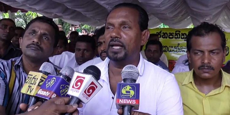 මොරටු නගරාධිපතිගේ ගේ ඉදිරිපිට විරෝධයක්! ගෙදරට ගල් මුල් ගහලා! (VIDEO)