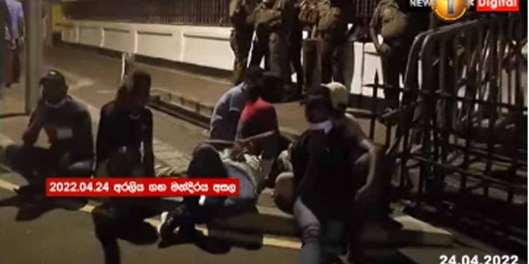 අරලිය ගහ මන්දිරය ඉදිරිපිට ‘මහින්ද ගෝ ගම’ ඉදිවෙයි! තරුණයන් හට් අරන් එයි! රැය පහන් කරන්න සූදානම් වෙයි! (VIDEO)