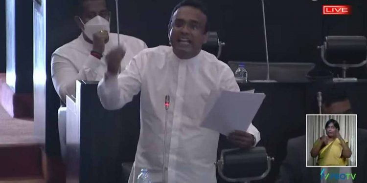 ආයුධ සන්නද්ධ නන්නාදුනන කල්ලි ලසන්තට කරපු දේ මනූෂ මතක් කරයි! ඉස්සරහට වෙන්න පුලුවන් භයානක දේත් කියයි! (VIDEO)