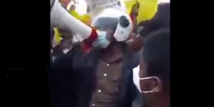 ‘අපිත් ජනතාවගේ පැත්තේ!’ උද්ඝෝෂණයට ආ පොලිස් නිලධාරියෙක් මයික් එක අරන් කියයි! ජනතාව ඔල්වරසන් දෙයි! (VIDEO)