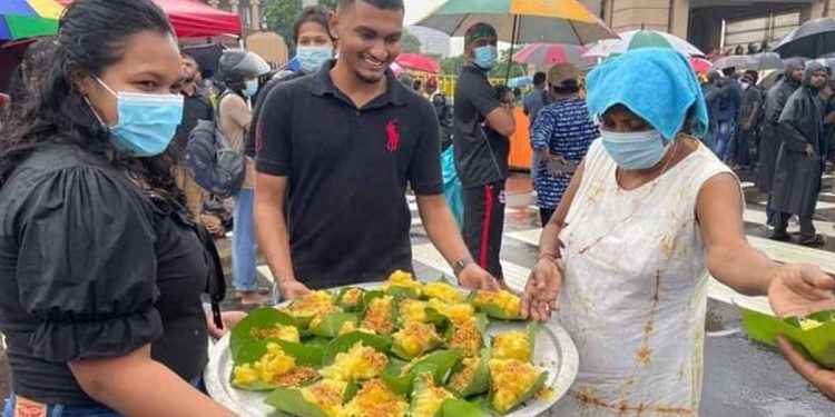 ගෝල්ෆේස් පිටියේදී මනුස්සකම උතුරා ගිය ෆොටෝ 20ක්! (PHOTOS)