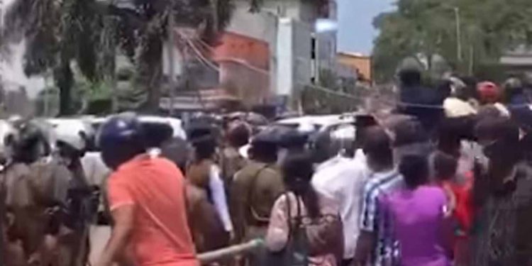 සනත් නිශාන්තටත් ජනතාවගෙන් හෙල්මට් ප්‍රහාරයක්! (VIDEO)
