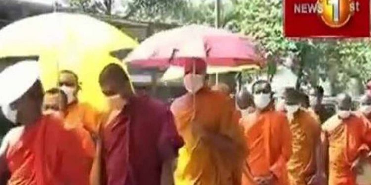 ගෝල්ෆේස් අරගලයට එරෙහිව හිමිවරුන් රැසක් නෙළුම් පොකුණ අසලින් පා ගමනක් ආරම්භ කරයි! ගමනාන්තය ගෝල්ෆේස් පිටියද? ගැටුමක් ඇතිවෙයිද? (VIDEO)