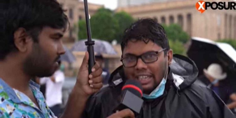 මේ අරගලයට නායකයන් නෑ! මමත් ජන සුනාමියක කුහුඹුවකු පමණයි! අරගලයේ නියමුවකු ෆේස්බුක් සටහනක් තියයි! (VIDEO)