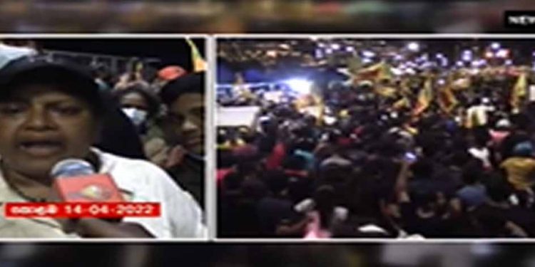 අලුත් අවුරුදු දා කියා වෙනසක් නැතිව ගාලු මුවදොර ජනතාවගෙන් පිරී යයි! (VIDEO)