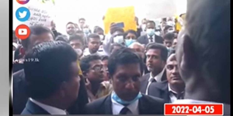 මෙහෙම වුණේ කවද්ද මේ රටේ! දාන්න වෙයිද නඩු ටික ආයේ! (VIDEO)