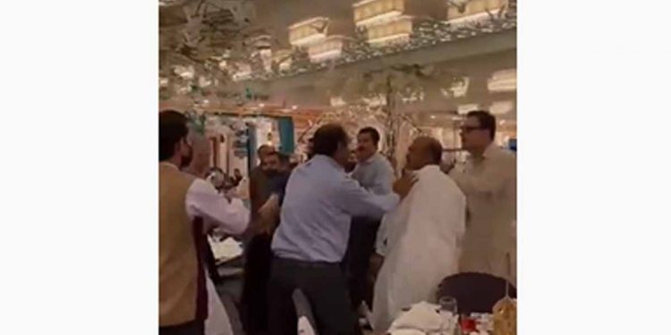 මගුල් ගෙවල්වලදිත් ‌දේශපාලකයන්ට ගුටි! (VIDEO)