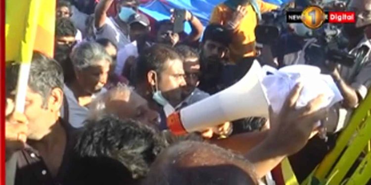 පාලකයන්ට බුද්ධිය පහළ වේවා! අරගල භූමියෙන් ජනපති කාර්යාලයට හිසතෙල් යවයි! (VIDEO)