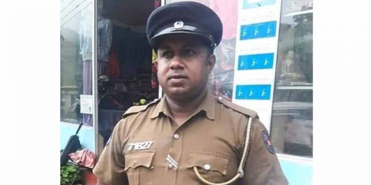 අහිංසක මිනිස්සුන්ට දුවන්න ගහන පොලිස් ලොක්කො අතරෙ මේ වගේ අවංක පොලිස් පොඩ්ඩොත් ඉන්නවා!