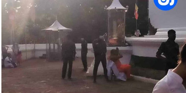 තුවක්කුත් අරන් වටේම පොලිස් ගාඩ් එක දාගෙන කිරිවෙහෙර වඳින කවුද මේ හාමුදුරුවෝ!