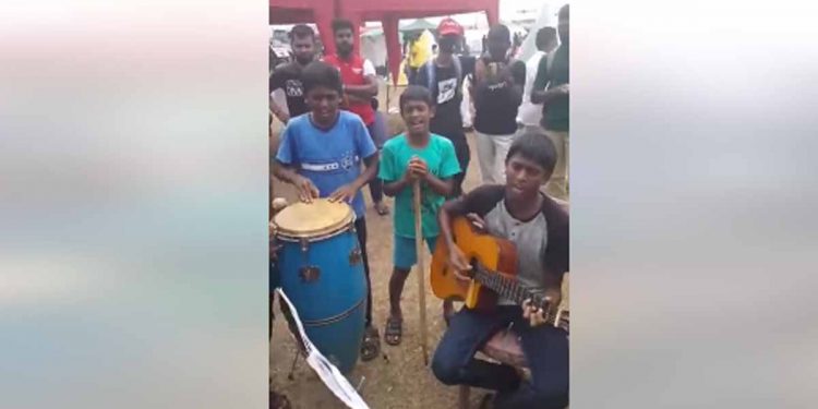 තේරුම් ගනිල්ලා එක එකාට කඩේ යන්නේ නැතිව! මෙහෙම තමයි අලුත් පරම්පරාව අරගල කරන්නේ! මේවා උඹලට කානිවල්! උන්ට අරගල! (VIDEO)