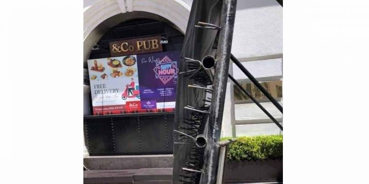 බැරියර්වලට ඇණ ගහලා කොල්ලන්ට තුවාල කරන්න පොලිසිය කරපු කුප්ප වැඩේ ගැන නීතීඥ සංගමය වහා ප්රතිචාර දක්වයි!