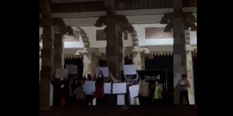 ‘අරගලයට එපා යන්න! 69ට එකතු වෙන්න!’ මේක බලලා හිනා නොවන්න! (VIDEO)