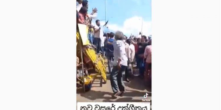 ‘හොරු නැති වේවා රජ මැදුරේ..!’ මෙන්න සහෝදරවරුනි අරගල භූමියෙන් ඇහෙන මිනිස්සුම හදාගත්ත මිනිස්සුන්ගෙ දුක් ගීතය! මේවා කානිවල් කියපු එවුන් වරෙල්ලා..! ඇවිත් අහපල්ලා…! (VIDEO)