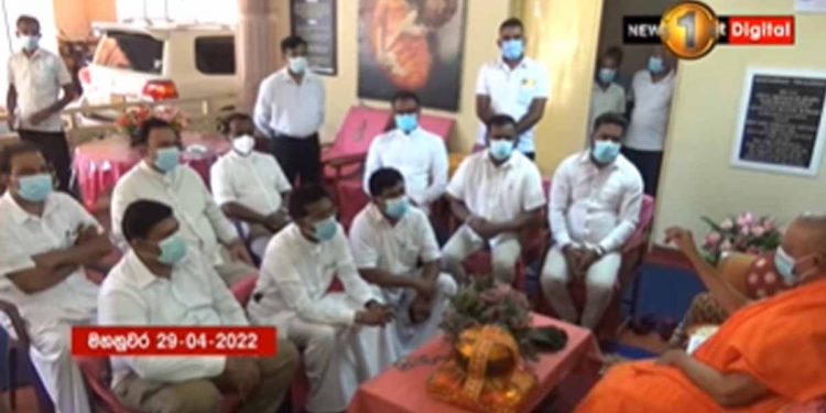 ගෝඨාව බේරගන්න සජිත්ට අනුරට බලපෑම් කරන මෙහෙයුමක් ඇරඹෙයි! ඔක්කොම වෙනකන් උඩ බලාගෙන හිටපු පොහොට්ටු මන්ත්‍රීලා 10ක් ලියුමක් අරන් මහානායක හිමිවරුන් බැහැදකින්න ගිහින්! මෙන්න ලියුම!