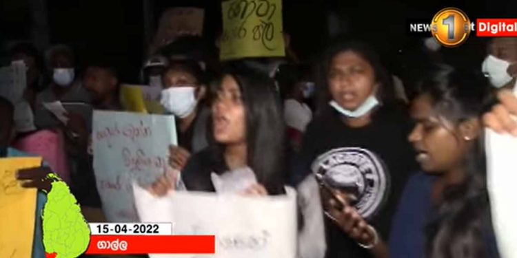 ගාල්ලේත් ගෝඨාගෝගම ශාකාවක් විවෘත වෙයි! සටන් පාඨ කියමින් ජනතාව රැය පහන් කරයි! (VIDEO)