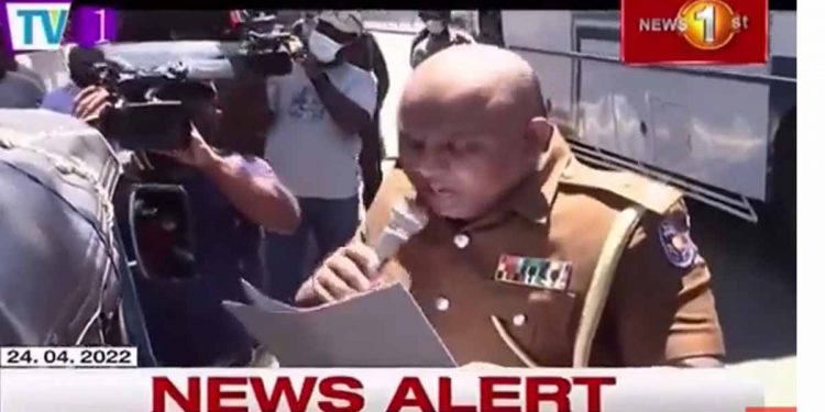 කොළඹ කොටුවේ දැඩි උණුසුමක්! සරසවි සිසුන් කොළඹ වටලති! පොලිසිය ගමන නවත්වයි! විරෝධය මැද පාගමන විජේරාම දෙසට! (VIDEO)