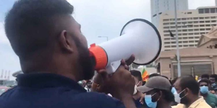 පුදුම හිතෙනවා කොල්ලන්ගෙ ඉවසීම! උන්ගෙ දැනුවත්කම! උන්ගෙ සටන ගැන! බලන්න මේ වීඩියෝ එක! (VIDEO)
