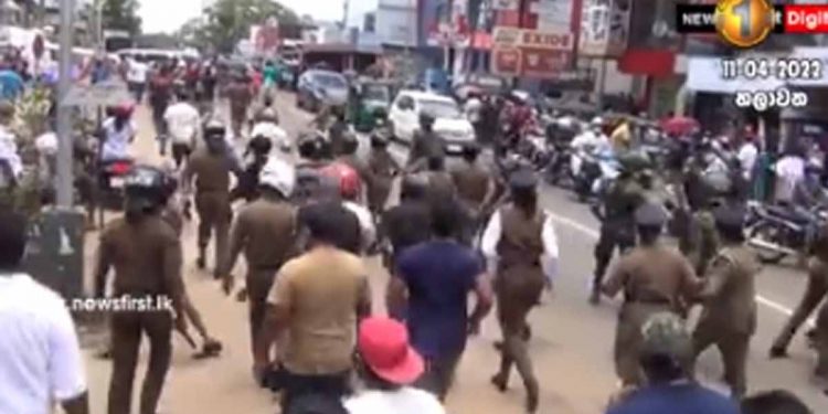 හලාවතදී ගෝඨා ඕන කියපු අයයි ගෝඨා එපා කියපු අයයි මුහුණට මුහුණ හමුවෙයි! ගෝඨා ඕන කියපු අයට එලව එලව ගහයි! (VIDEO)