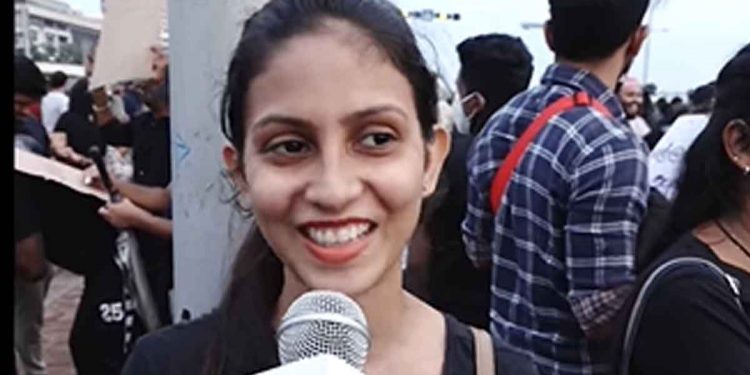 අම්මට හොරෙන් ගෙදරින් ඇවිත් ගෝල්ෆේස් එකට ආපු කෙල්ල කව්ද? (VIDEO)