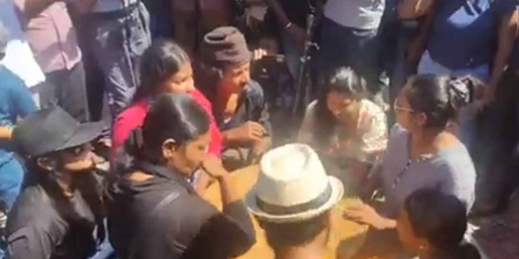 උඩ පල ගත්තත් ගෝ ගෝඨා  බිම පල ගත්තත් ගෝ ගෝඨා  උඩ පල ගත්තත් බිම බල ගත්තත්  අපේ සල්ලි දී ගෝ ගෝඨා! අරගල භූමියට අලුත් අවුරුදු කුමරා වඩියි! අලුත් රබන් පද වැයෙයි! (VIDEO)
