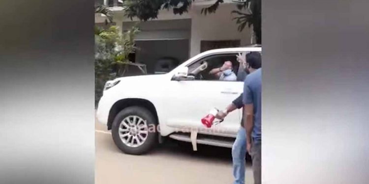 මාතර කොල්ලො මන්ත්‍රී නිපුණ රණවකට හූ තියා එලවගනී! (VIDEO)