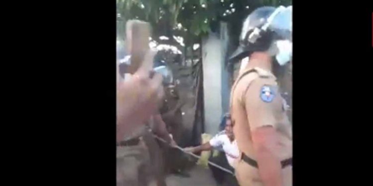 ගාල්ලේ ගෝගෝඨාගම ශාඛාවට පොලිසියෙන් කඩාපනී! අට්ටාල කුඩුකරයි! උණුසුම්කාරී තත්ත්වයක්! (VIDEO)