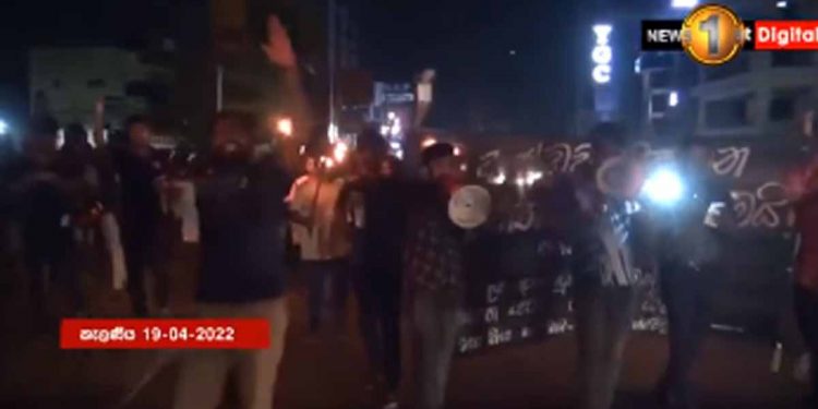 රඹුක්කන ම්ලේච්ජ පොලිස් ප්‍රහාරයට එරෙහිව සරසවි සිසුන් අද රෑම මහපාරට බසී! (VIDEO)