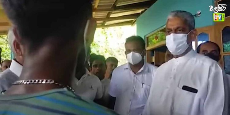 ෆීල්ඩ් මාෂල් රඹුක්කන මියගිය තරුණයාගේ ගෙදරට යයි! මිනිස්සු වට කරගෙන දුක කියයි! ප්‍රධාන සාක්ෂිකරුත් ලොකු කතාවක් කියයි! (VIDEO)