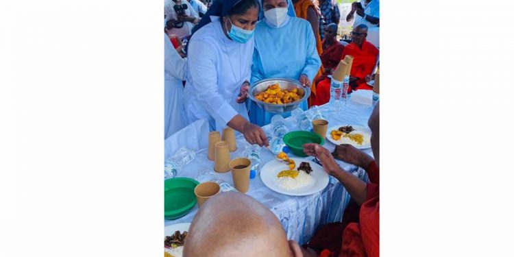 ගොල්ෆේස් එකේ කානිවල් කියලා කියපු එවුන් බලපල්ලා! මෙහෙව් රටක් නෙමෙයිද ඕනෙ කියලා! මේක තමයි නූතන අරගලය! (PHOTOS)