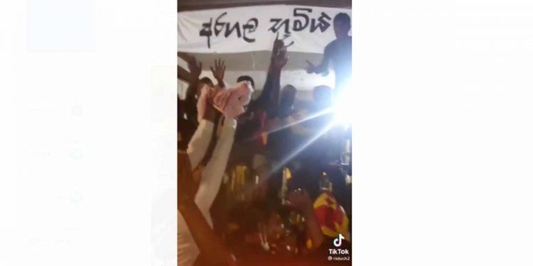 අරගලයට ආපු අතදරුවා! ජයඝෝෂා මැද යළිත් මවගේ ඇකයට! (VIDEO)