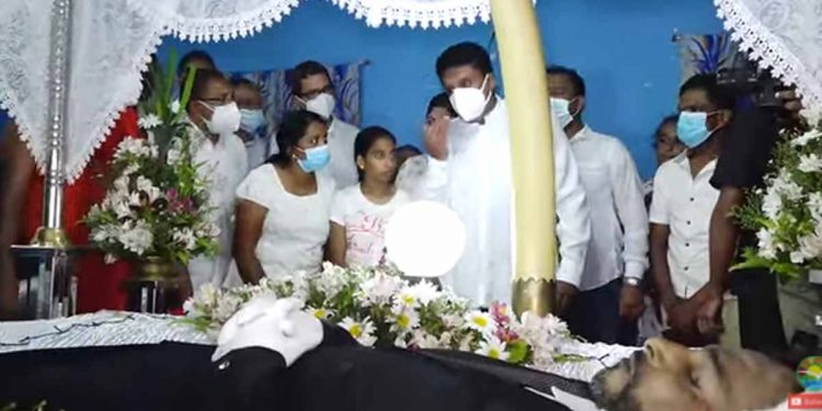 පොලිසියෙන් මරා දැමූ රඹුක්කන චමින්දගේ ගෙදරට සජිත් යයි! (VIDEO & PHOTOS)