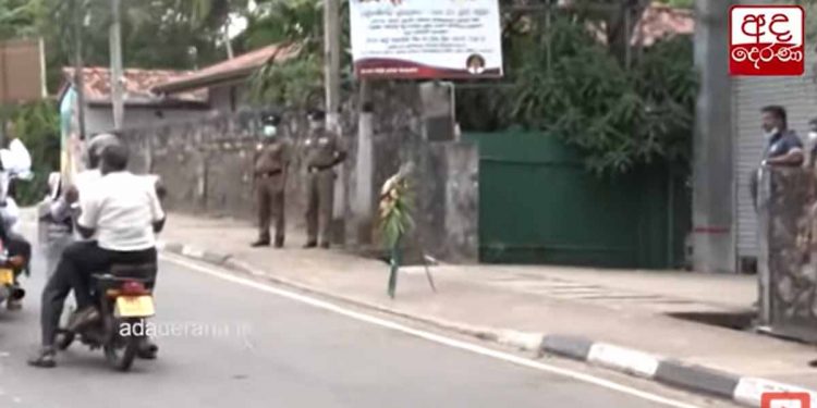 අලුත් ආරක්ෂක ඇමැති ප්‍රසන්නගේ මිනුවන්ගොඩ ගෙයත් වටලයි! ගේ ඉදිරිපිට මල් වඩමකුත් තියයි! (VIDEO)