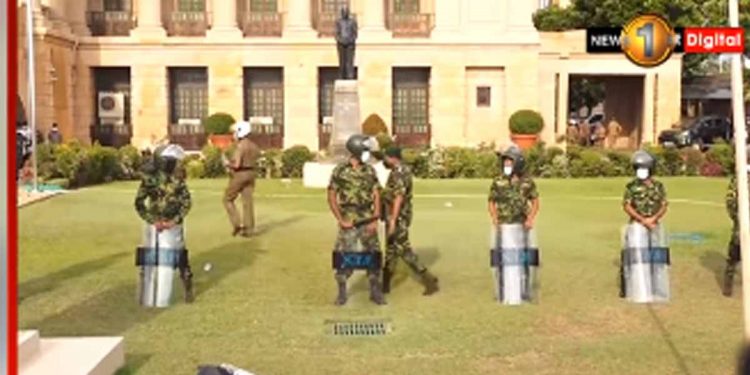 රාජපක්ෂලා යන්නෙත් නෑ අරගලය නවත්වන්නෙත් නෑ..! මිනිස්සුන්ට කන්නත් නෑ…! මහ උන්ට ගානකුත් නෑ! (VIDEO)