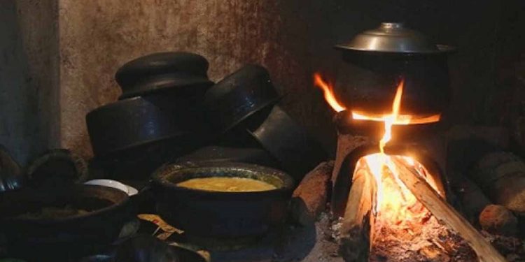 ‘කොළඹට කිරි ගමට කැකිරි’ මේ ආණ්ඩුව අලුත් කරයි! අද ඉඳලා නගරෙට ගෑස් ගමට දර! හොඳයි නේද!