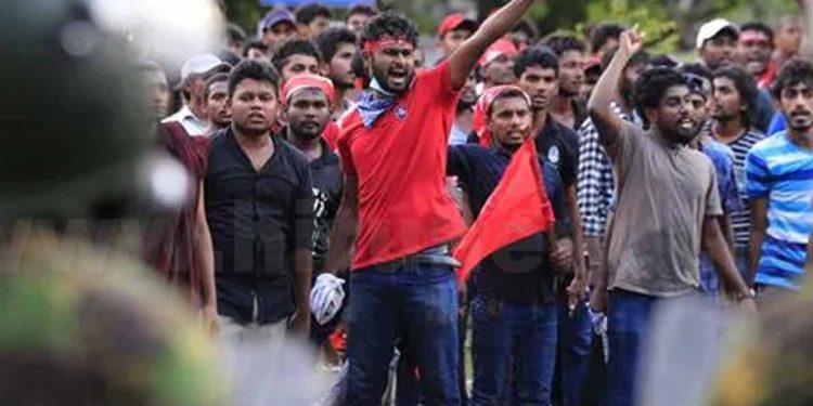 අන්තරේ රාජගිරියේ විරෝධතාවක! හිමිවරු විහාරමහාදේවියේ සත්යග්රහයක! පාරවල් හිරවෙයි!