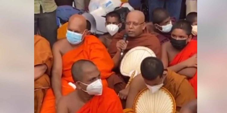 යක්ෂණියක් වැහෙන ඥානක්කගේ පස්සේ යන අපේ සිංහල බෞද්ධ නායකයෝ! මේක ආරම්භය! මහා සංඝරත්නය දහස් ගණනින් අරගල භූමියට වඩිනවා! (VIDEO)