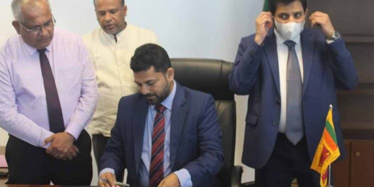 ජනාධිපතිගේ ලයිස්තුවේත් නෑ! ඇමැතිකම ගැන නිල නිවේදනයකුත් නෑ! අද්භූත ඇමැති කෙනෙක් හොරරහසේම අද වැඩ බාර අරගෙන!