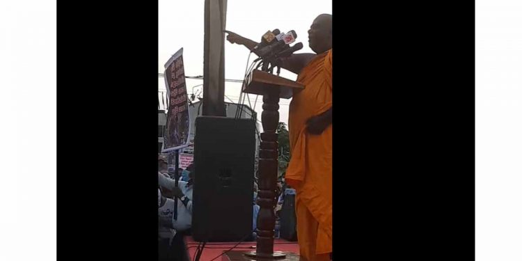 මෙතනින් බැහැලා යද්දී මට වෙඩි තිබ්බත් කමක් නෑ! මම මේ ටික කියනවා! අනුරාධපුරේ බය නැති හාමුදුරුවො කරපු කතාව! (VIDEO)