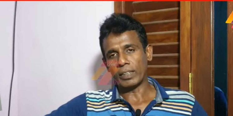 රඹුක්කන නිරායුධ මිනිස්සුන්ට වෙඩි තියන්න නියෝග දුන්න SSP කීර්තිරත්න බණ්ඩාර! 88/89 කැරැල්ලේ ශාන්ත බණ්ඩාර නමින් අම්බලන්තොට හිටපු කැරලි නායකයා! (VIDEO)