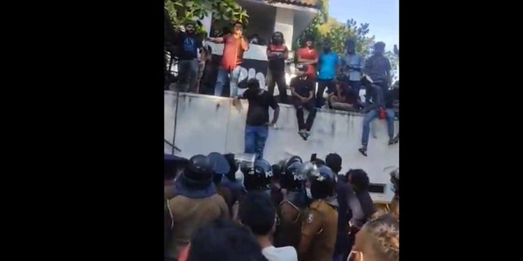 අගමැති නිල නිවසේ තාප්පෙ උඩ ඉඳන් කොල්ලො තියපු මහජන රැලිය මෙන්න අහන්න! (VIDEO)