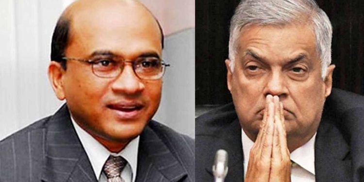 අවුරුදු පහේදි කිසිම දෙයක් කළේ නෑ! රනිල් කියන්නේ පට්ට බූරුවෙක්! එයාට කරන්න පුලුවන් දෙයක් නෑ! රටම පිළිගත්ත හිටපු විගණකාධිපති කේන්තියෙන් කියයි! (VIDEO)