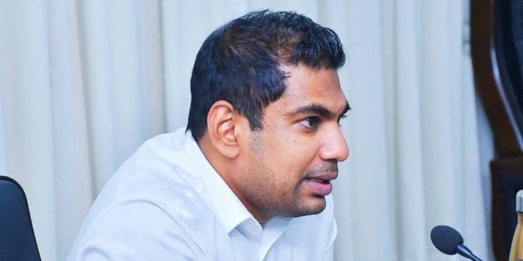 බවුසර් අද රෑ ඉඳන් තෙල් බෙදන්න බෑ කියද්දී ඇමැති කංචන අලුත් බවුසර්වලට ලයිසන් බෙදයි!